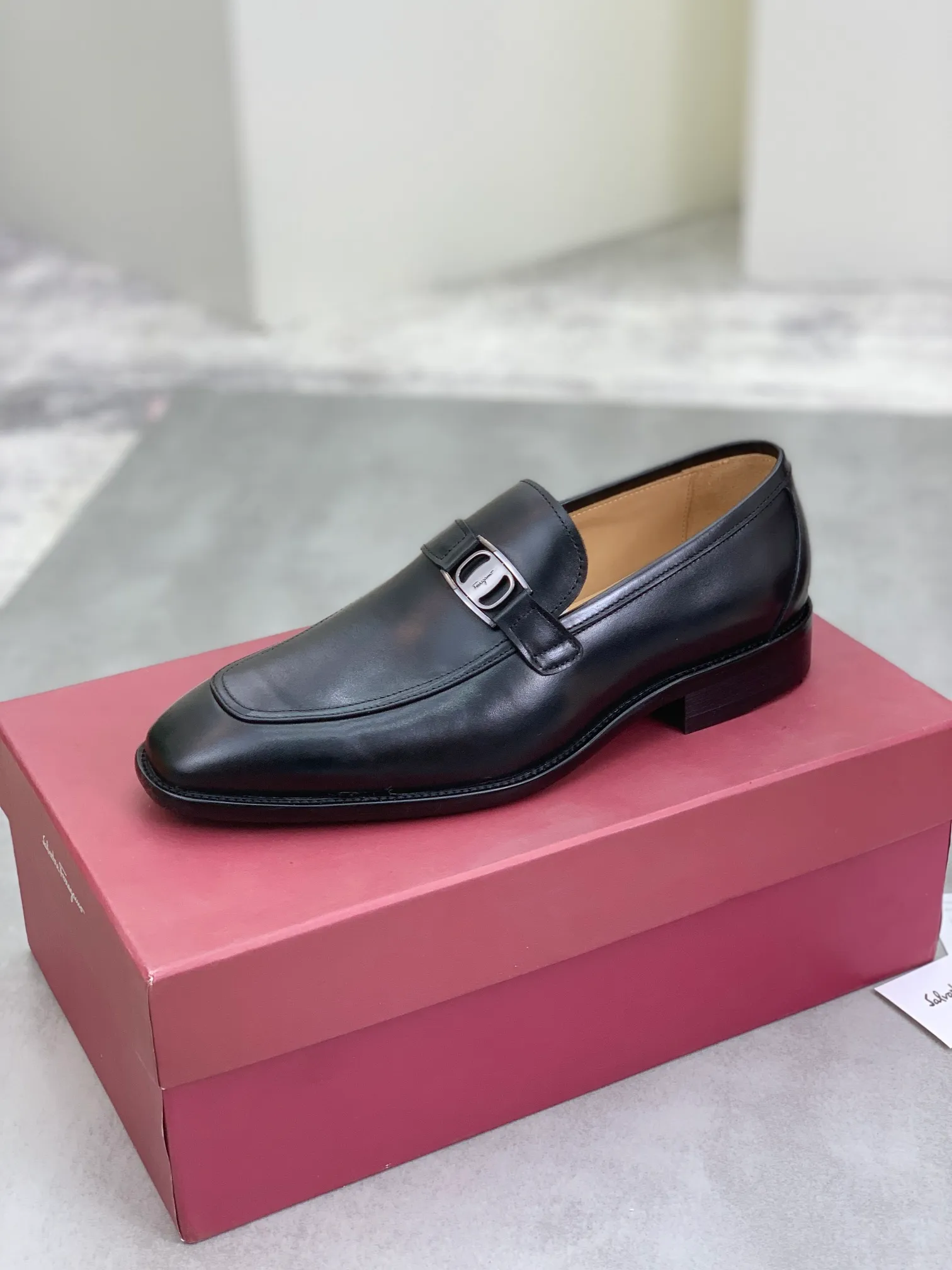 Men's Men's Shoes 💰P460💰[New Style] Water-dyed Niuli 🆘[Salvatore Ferragamo] Ferragamo's latest casual business leather shoes for men! Available at counters simultaneously! The fabric is made of specially imported original open-edge beaded calfskin, and the interior is made of imported water-dyed cowhide. It is absolutely luxurious and leads the fashion trend. Matching code: 38-45 (46 and 47 can be customized); black and brown colors are optional